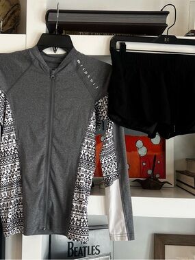 Rip Curl Gray and Black Rash Guard Swim Top with Patterned Sleeves